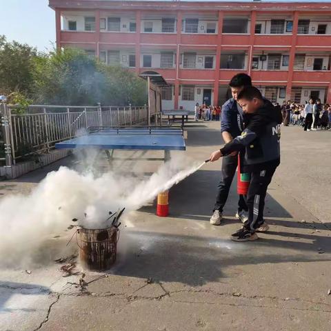 “消防在我心  安全伴我行”——三兴镇中心小学消防演练活动