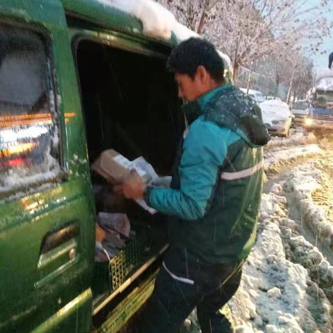 风雪路上那抹邮政绿