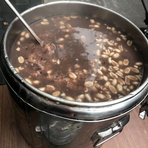 1月2日腊八佳节，感谢广大居民朋友一直来的关心与支持，锐翔上房物业奥林匹克花园项目发放腊八粥。