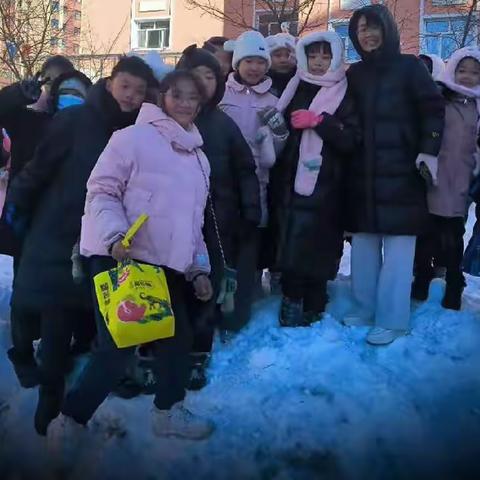 鸡西市跃进小学校园“雪雕”活动