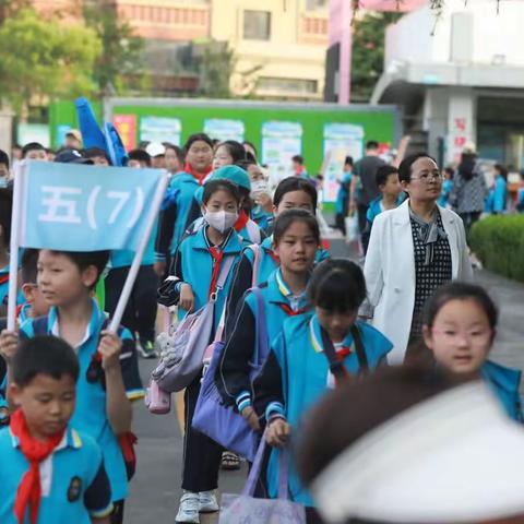 夏日炎炎，护学保安全—临沂三河口小学五年级7班护学志愿者在行动