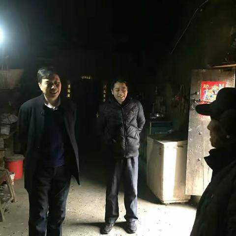 人防办帮扶责任人集中回访贫困户
