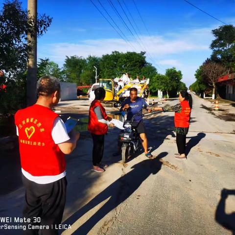 大训堡村组织开展“一盔一带”宣传引导活动