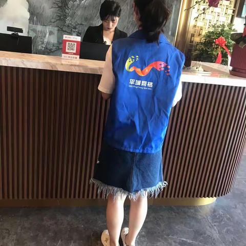 网格员沿街摸排经营场所排除安全隐患