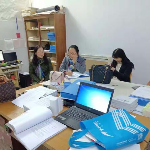 以名师团队和教育科研引领教师快速成长