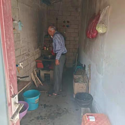 板桥镇老方村网格员入户看望特困户