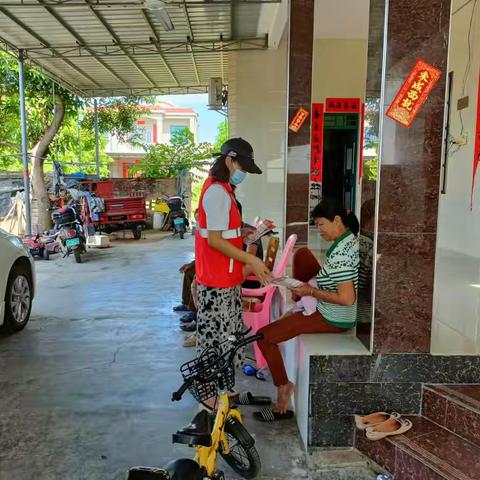 板桥镇老方村网格员入户开展禁毒宣传工作