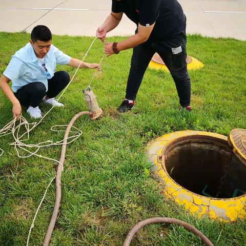 暴雨过后运行车间及时进行查井及抽水工作对新工进行日常报表巡视培训