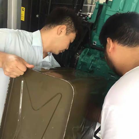 暴雨初晴运行车间进行发电机的维护保养