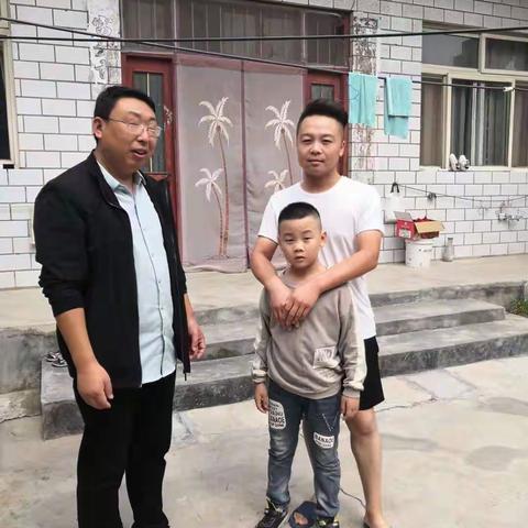 走进家庭，携手育人