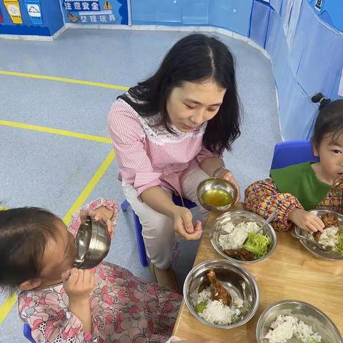 “家长走进课堂，展现助教风采”“家长配餐，一起与宝贝开心用餐”