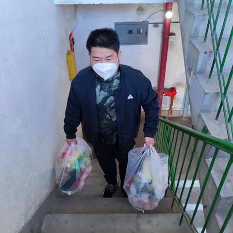 姚家社区网格员变身“外卖员” ，为隔离居民送菜上门