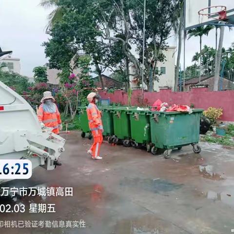 【万城镇环卫工作简报】紧抓环境卫生质量，做好垃圾清运工作