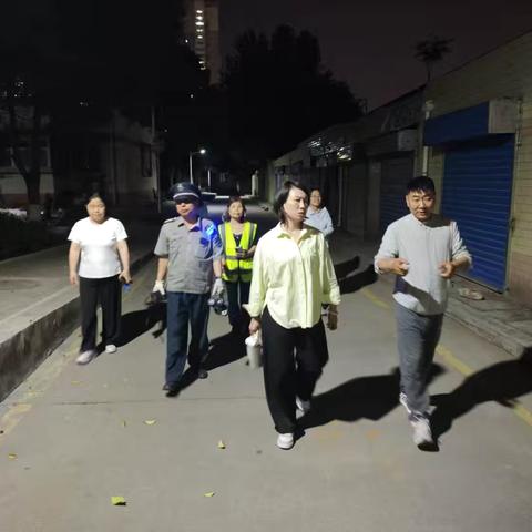 福邸铭门社区：紧扣“百日攻坚”部署 以查促改开展清理行动