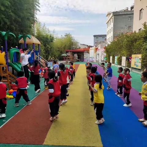 弥勒市小雨点幼儿园果果班——“生活总是奇奇怪怪  我们的小朋友可可爱爱”