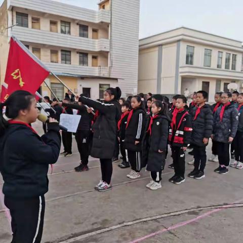 地白风色寒，霜冻衣带断。12月6日，在全校师生的积极参与下，海东小学迎来了第三届冬季运动会。