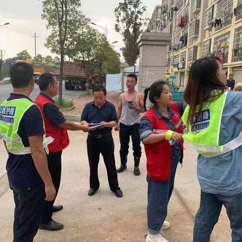 下浦街道开展10月铁路护路工作，保障铁路沿线安全。