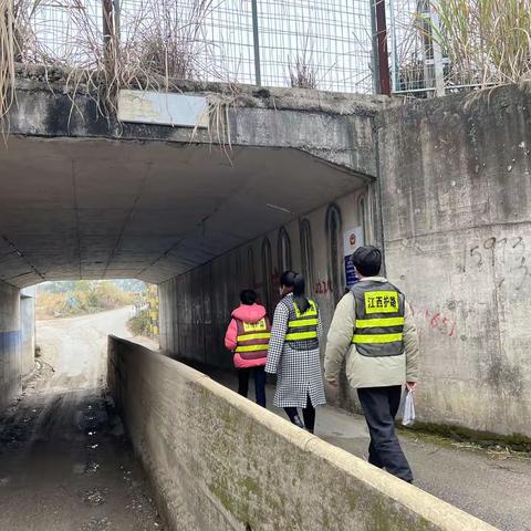 下浦街道开展“元旦”期间铁路护路巡查宣传工作