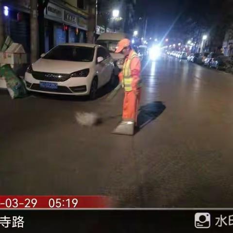 【莲湖·环西】齐心合力做好道路保洁工作。