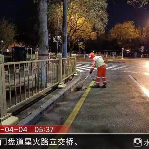 【莲湖·环西】精细化管理，做好道路保洁工作。