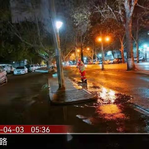 【莲湖·环西】冒雨清扫积水，保障道路畅通。