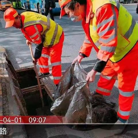 【莲湖·环西】未雨绸缪，积极清掏下水井确保雨水水流畅通。