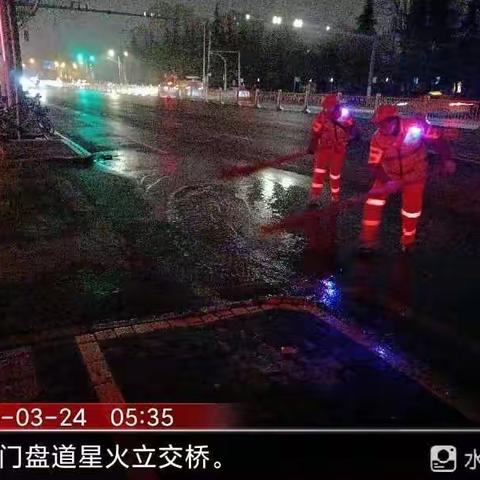 【莲湖·环西】积极清扫积水，保障道路畅通。