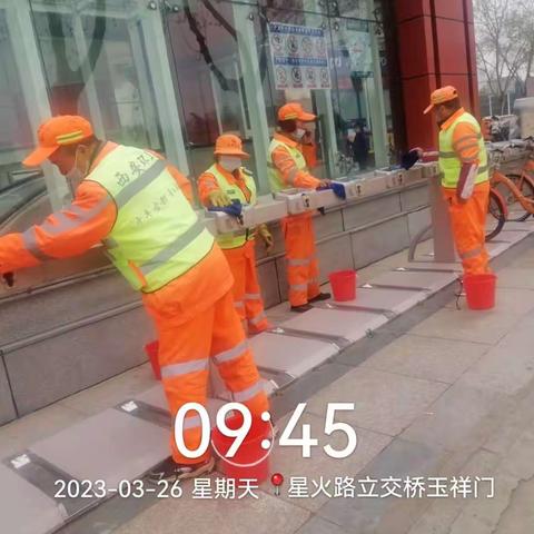 【莲湖·环西】继续做好大擦洗工作，提升道路保洁质量。