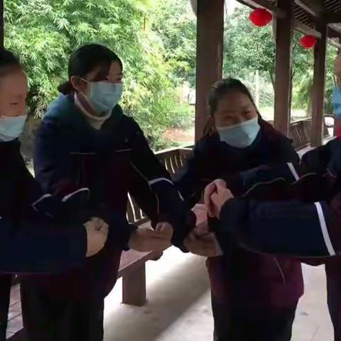 见面不握手 改行作揖礼