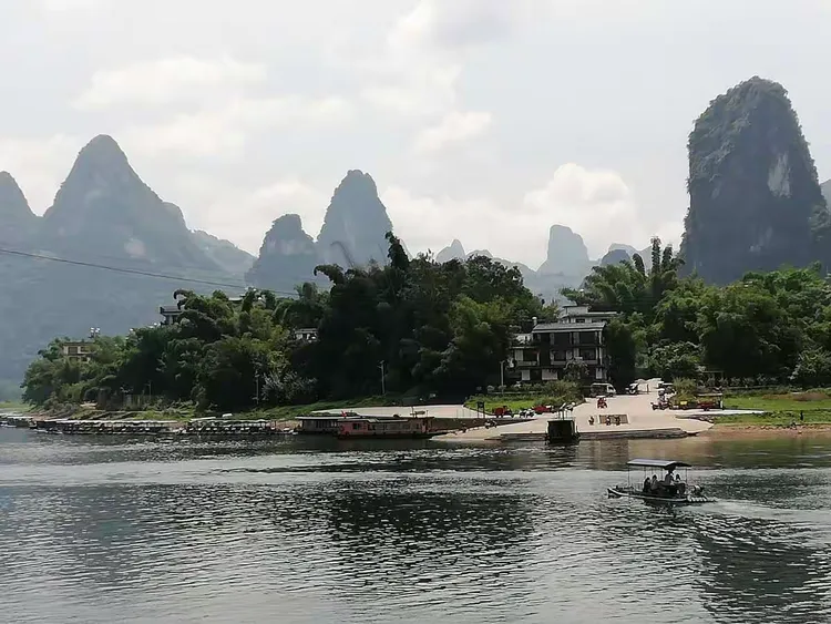 第一站：阳朔兴坪渔村，是国家5a级景区，20元人民币背景图案就是这里。由于人多，我们从9点等到下午2