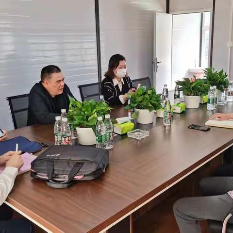 市政公用项目管理公司书记李九福来到洪州大桥工程现场踏勘