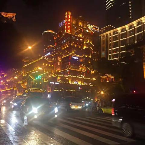 重庆之旅三天三夜的自由行，穿越在重庆的大街小巷，一点点去发现这里的生活。