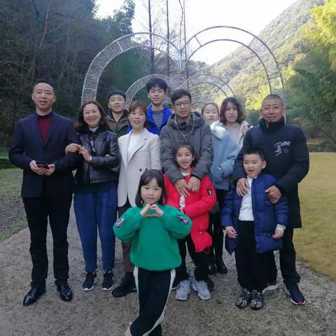 一家人随便走走