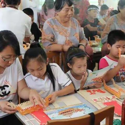 王哥庄街道“国韵初识”之“诵读国学经典《孝经》巧手搭建龙舟体验活动