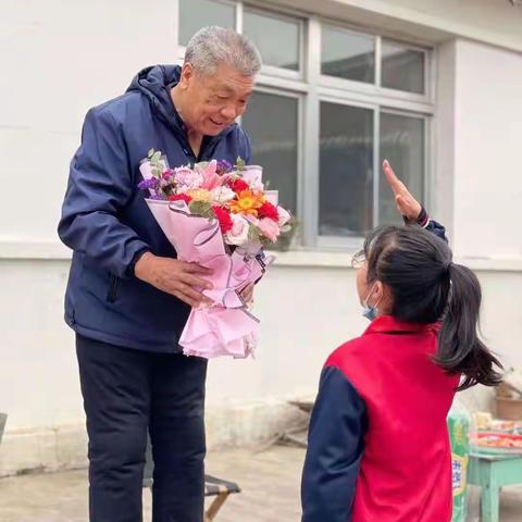 学党史 祭英烈  进行爱国主义教育 石门寨镇秋子峪村两委一班人和秋子峪村小学师生 慰问烈士家属