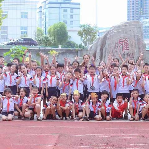 人生路漫长，师恩永难忘！同学情意浓，友谊最珍贵！三年（2）班