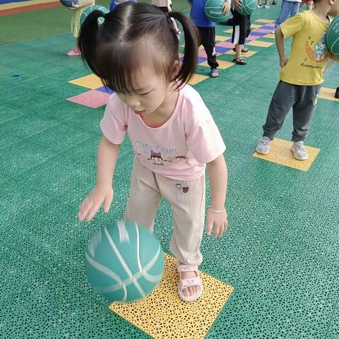 不知不觉我们又在幼儿园度过了愉快的五月份，我们每天都在老师爱的包围下成长，一起来回顾我们的成长点滴吧