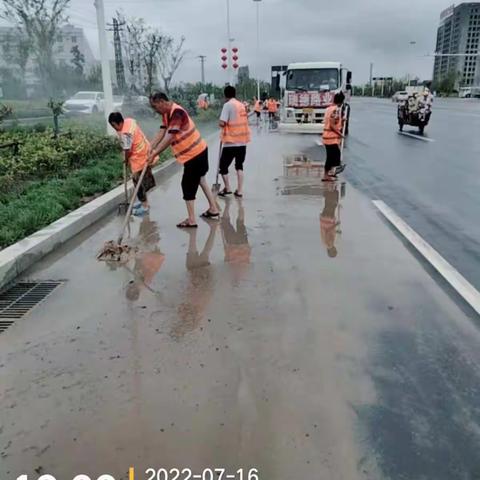 雨后路净    经开区综合行政执法局奋战正当时