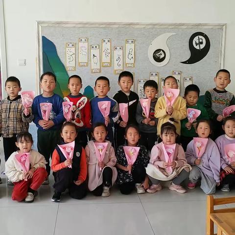 东营区六户镇中心幼儿园大二班手工制作祝女神节快乐