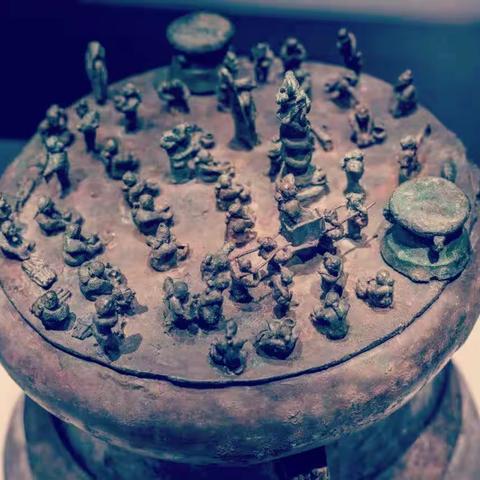 孔雀飞舞的地方 ——青铜器中       的云南生活