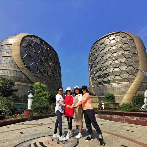 老同事相聚南京（玄武湖.老东门.夫子庙.蜂巢酒店.珍珠泉.阅江楼.2021-5-21）