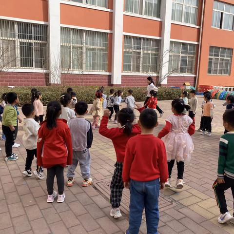 高青县中心路幼儿园中三班传统游戏活动—贴膏药