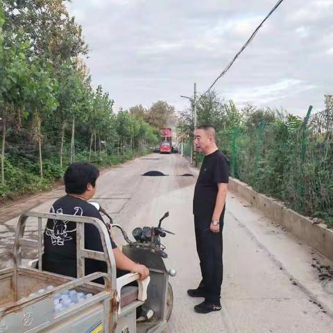 团结路提升亮化—铺柏油路