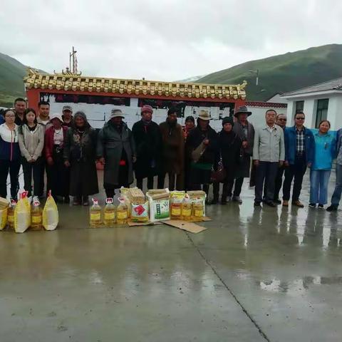 扶贫慰问送真情、克服困难暖人心