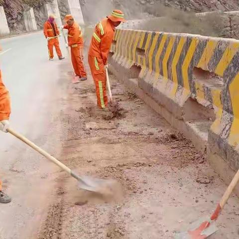 多措并举，大武公路段积极提升路域环境整治质量