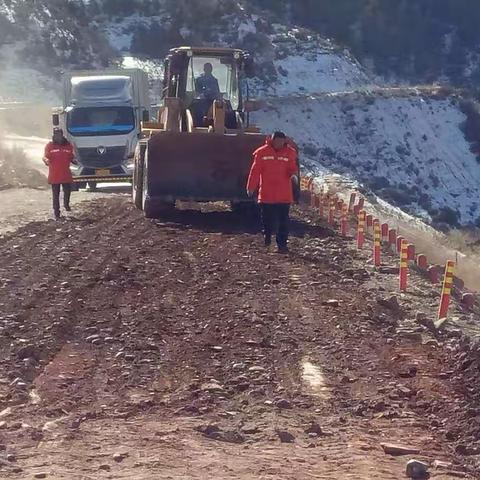 大武公路段及时修复路面沉陷,确保公路安全畅通