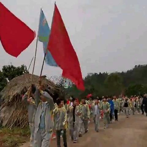 “坚定不移跟党走，精彩拼搏坚韧行”——记香龙中学首届师生户外远足活动。