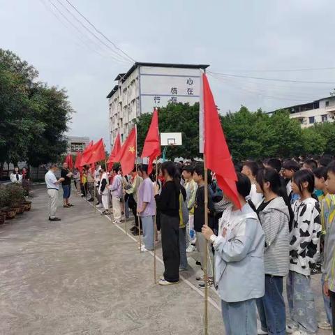 “强国有我  童心向党”香龙中学举行初一建队仪式