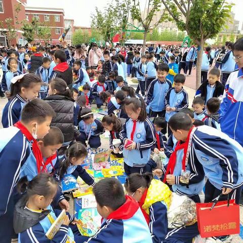 濮阳市油田第四小学书市活动进行中