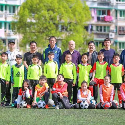 紫薇小学:浙江绿城足球教练到基地传经送宝